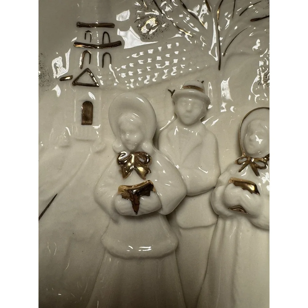 Mikasa Holiday Elegance FK001‎ Caroler Round 3D Fine Porcelain Decorative Plate.